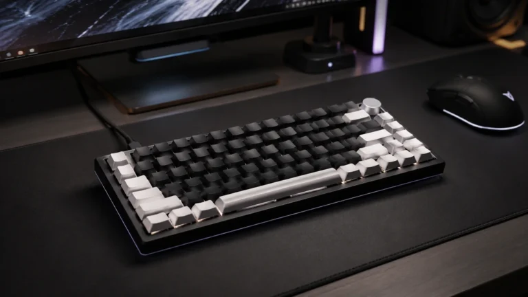 Clavier gaming compact noir et blanc avec éclairage sur un setup moderne